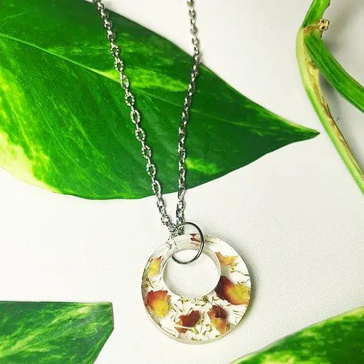 Hollow Circle Necklace With Dried Flowers