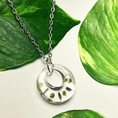 Hollow Circle Necklace With Dried Flowers