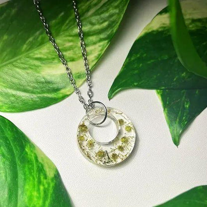 Hollow Circle Necklace With Dried Flowers